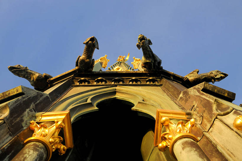 无人,横图,室外,白天,仰视,旅游,度假,名胜古迹,门,标志建筑,地标,建筑,雕塑,法国,欧洲,阴影,节日,遗迹,艺术,装饰,光线,雕刻,雕像,影子,墙,拱门,古迹,文化,文物,娱乐,建设,古建筑,墙壁,墙面,蓝色,蓝天,天空,阳光,工艺品,门框,天,祈祷,享受,休闲,健康,旅游胜地,放松,许愿,宗教,信仰,晴朗,纪念,祈求,美术,基督教,西欧,天主教,法兰西,修道院,主题,陈列,信念,古文明,万里无云,法兰西共和国,功能,美学,法兰西第五共和国,圣米歇尔山,下诺曼底,下诺曼底大区,神学院,修院,隐修院,芒什省,平安,晴空,晴空万里,彩图,低角度拍摄,圣米歇尔山修道院