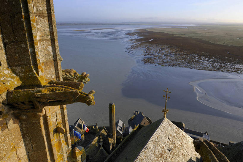 无人,横图,俯视,室外,白天,旅游,度假,海浪,海洋,名胜古迹,沙滩,标志建筑,地标,建筑,法国,欧洲,阴影,节日,遗迹,光线,沙子,影子,海岸,浪花,水平线,辽阔,海平线,沙地,古迹,文化,文物,娱乐,建设,古建筑,蓝色,蓝天,天空,阳光,海水,天,祈祷,享受,休闲,广阔,健康,旅游胜地,放松,许愿,宗教,信仰,晴朗,纪念,一望无际,祈求,基督教,西欧,天主教,法兰西,修道院,海景,信念,古文明,万里无云,法兰西共和国,法兰西第五共和国,圣米歇尔山,无边无际,一马平川,下诺曼底,下诺曼底大区,神学院,修院,隐修院,芒什省,平安,大海,风浪,海,海水的波动,海滩,近岸浪,涌浪,晴空,晴空万里,彩图,高角度拍摄,水天相接,水天一线,圣米歇尔山修道院