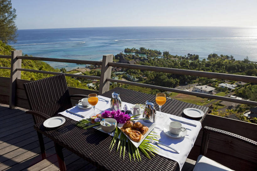 果汁,无人,宾馆,栏杆,露台,横图,俯视,室外,白天,度假,草地,草坪,海浪,海洋,美景,植物,餐桌,阳台,桌子,城市风光,城市,酒店,杯子,餐具,椅子,阴影,光线,碟子,高脚杯,盘,影子,景观,浪花,水平线,围栏,辽阔,红酒杯,海平线,饮品,两把,娱乐,护栏,玻璃制品,草,饮料,两个,蓝色,绿色,蓝天,天空,阳光,海水,盘子,酒杯,碟,天,享受,休闲,广阔,景色,放松,晴朗,餐台,一望无际,旅社,葡萄酒杯,可口,大洋洲,海景,法属波利尼西亚,社会群岛,向风群岛,万里无云,法属玻利尼西亚,无边无际,一马平川,适口,玻璃杯,大海,风浪,海,海水的波动,近岸浪,涌浪,晴空,晴空万里,彩图,高角度拍摄,客店,客栈,露天阳台,旅店,旅馆,商旅,水天相接,水天一线