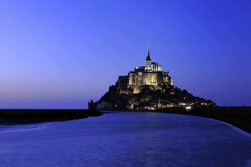 无人,横图,室外,夜晚,正面,旅游,度假,河流,名胜古迹,山,山脉,水,标志建筑,地标,建筑,路灯,照明,法国,欧洲,阴影,节日,遗迹,光线,影子,河水,山峰,水流,灯光,山峦,古迹,文化,文物,娱乐,建设,古建筑,灯,群山,祈祷,享受,休闲,健康,旅游胜地,放松,许愿,宗教,信仰,纪念,祈求,照亮,基督教,照明设备,西欧,天主教,法兰西,修道院,信念,古文明,法兰西共和国,法兰西第五共和国,圣米歇尔山,下诺曼底,下诺曼底大区,神学院,修院,隐修院,芒什省,平安,彩图,圣米歇尔山修道院