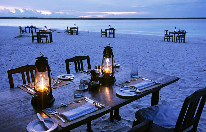 无人,横图,室外,白天,正面,旅游,度假,海浪,海洋,美景,日落,沙滩,餐桌,桌子,餐具,椅子,照明,非洲,坦桑尼亚,一排,许多,整齐,并列,并排,叉子,刀叉,刀子,碟子,盘,沙子,海岸,景观,浪花,水平线,晚霞,霞光,落日,辽阔,灯光,海平线,沙地,很多,娱乐,灯,排列,两个,自然,海水,黄昏,盘子,灯具,碟,享受,休闲,广阔,景色,彩霞,放松,餐台,一望无际,照亮,照明设备,队列,自然风光,餐刀,油灯,平行,海景,餐叉,摆列,东非,桑给巴尔,坦桑尼亚联合共和国,占吉巴,无边无际,一马平川,夕照,薄暮,奔巴岛,进餐用具,大海,风浪,海,海水的波动,海滩,近岸浪,涌浪,夕阳,彩图,傍晚,布列,分列,水天相接,水天一线,斜阳