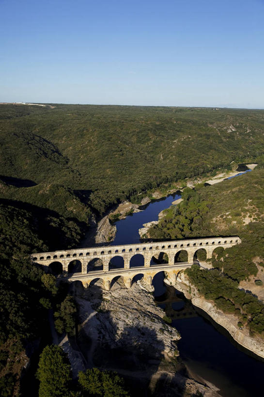 无人,竖图,俯视,航拍,室外,白天,旅游,度假,草地,草坪,河流,山,山脉,水,植物,标志建筑,地标,建筑,桥梁,法国,欧洲,阴影,光线,影子,河水,山峰,水流,桥,山峦,娱乐,建设,石桥,拱桥,草,树,树木,蓝色,绿色,倒影,蓝天,天空,阳光,自然,群山,天,享受,休闲,旅游胜地,放松,拱形,生长,晴朗,成长,人行桥,石拱桥,倒映,西欧,鸟瞰,法兰西,加德桥,万里无云,法兰西共和国,加尔桥,法兰西第五共和国,加尔省,反照,晴空,晴空万里,彩图,高角度拍摄