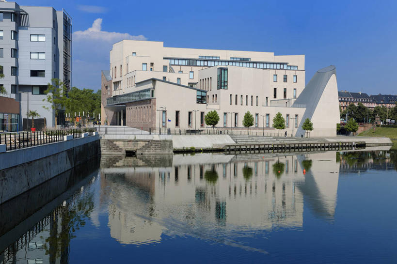 无人,音乐厅,横图,室外,白天,正面,度假,草地,草坪,河流,美景,水,植物,城市风光,城市,法国,欧洲,阴影,光线,影子,墙,河水,景观,水流,云,云朵,云彩,娱乐,墙壁,墙面,草,树,树木,蓝色,绿色,白色,白云,倒影,蓝天,天空,阳光,自然,天,享受,休闲,景色,放松,生长,晴朗,成长,倒映,阿尔萨斯,西欧,法兰西,法兰西共和国,首府,法兰西第五共和国,斯特拉斯堡,反照,阿尔萨斯大区,晴空,彩图,演奏厅,下莱茵省