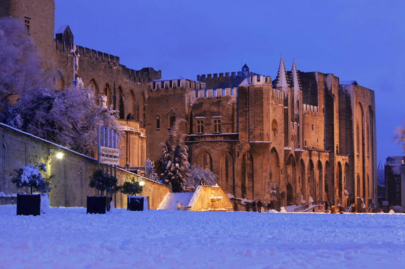 无人,教堂,横图,室外,白天,仰视,旅游,度假,名胜古迹,日落,雪,植物,大雪,标志建筑,地标,建筑,路灯,照明,法国,欧洲,节日,遗迹,时间,时钟,墙,积雪,晚霞,霞光,雪景,冬季,冬天,落日,钟楼,灯光,计时,古迹,文化,文物,娱乐,建设,古建筑,墙壁,墙面,灯,树,树木,绿色,灰色,自然,黄昏,钟表,祈祷,享受,休闲,健康,表,旅游胜地,彩霞,放松,寒冷,许愿,宗教,信仰,生长,成长,纪念,祈求,照亮,照明设备,西欧,沃克吕兹省,法兰西,信念,古文明,阿维尼翁,法兰西共和国,法兰西第五共和国,严寒,塔钟,夕照,薄暮,普罗旺斯.阿尔卑斯.蓝色海岸,普罗旺斯.阿尔卑斯.蓝色海岸大区,平安,钟,夕阳,彩图,低角度拍摄,傍晚,大教堂,礼拜堂,斜阳,阿维尼翁主教座堂