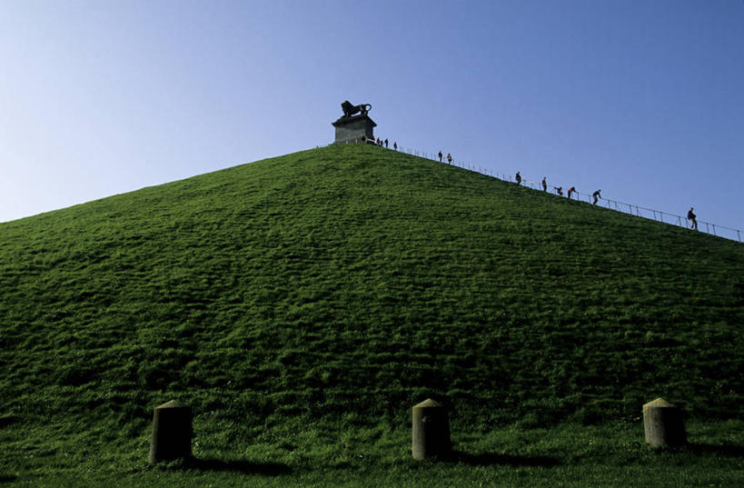西方人,栏杆,走,横图,室外,白天,仰视,旅游,度假,草地,草坪,美景,山,山脉,植物,雕塑,比利时,欧洲,欧洲人,行人,游客,游人,阴影,服装,艺术,装饰,光线,雕刻,雕像,影子,景观,山峰,围栏,山峦,许多人,休闲装,娱乐,护栏,路人,旅客,草,一个,衣服,蓝色,绿色,蓝天,天空,阳光,自然,工艺品,群山,天,一群人,享受,休闲,休闲服,景色,放松,服饰,晴朗,单个,纪念,美术,西欧,自然风光,主题,陈列,万里无云,功能,美学,比利时王国,过客,男人,男性,年轻男性,年轻女性,女人,女性,白种人,晴空,晴空万里,步行,散步,走路,彩图,低角度拍摄,全身,瓦龙,瓦隆,瓦隆大区,瓦隆.布拉班特省