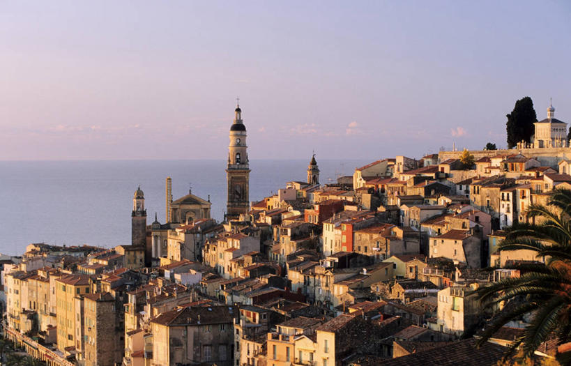 无人,家,教堂,横图,俯视,室外,白天,旅游,度假,海浪,海洋,美景,城市风光,城市,建筑,法国,欧洲,阴影,节日,时间,光线,时钟,影子,房屋,屋子,景观,浪花,公寓,建筑群,钟楼,塔,计时,文化,娱乐,建设,洋房,楼房,住宅,天空,阳光,海水,钟表,天,祈祷,享受,休闲,健康,表,景色,放松,许愿,宗教,信仰,纪念,祈求,西欧,法兰西,海景,信念,滨海阿尔卑斯,法兰西共和国,法兰西第五共和国,塔钟,普罗旺斯.阿尔卑斯.蓝色海岸,普罗旺斯.阿尔卑斯.蓝色海岸大区,滨海阿尔卑斯省,平安,钟,大海,风浪,海,海水的波动,近岸浪,涌浪,彩图,高角度拍摄,房子,大教堂,礼拜堂,芒通