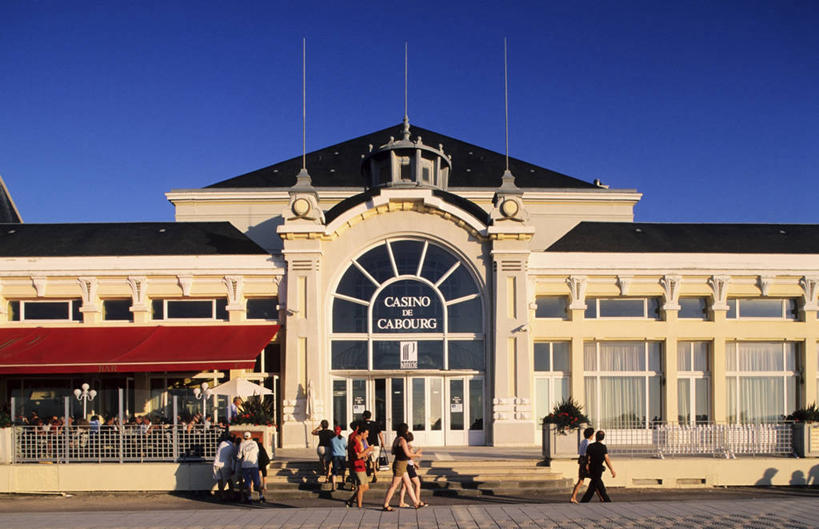 西方人,家,走,横图,室外,白天,侧面,度假,游戏,赌博,贪欲,竞争,美景,窗户,落地窗,门,城市风光,城市,道路,路,法国,欧洲,欧洲人,行人,游客,游人,阴影,服装,光线,瓦片,影子,房屋,墙,屋顶,屋檐,屋子,景观,小路,交通,许多人,玩,顶棚,休闲装,娱乐,楼房,檐,路人,旅客,刺激,玻璃窗,墙壁,墙面,住宅,衣服,红色,蓝色,黑色,灰色,蓝天,天空,阳光,门框,天,一群人,享受,休闲,休闲服,景色,放松,赌场,服饰,晴朗,活动,西欧,发泄,消遣,智力,法兰西,博彩,万里无云,法兰西共和国,投机,侥幸,欲望,首府,雨棚,宣泄,法兰西第五共和国,卡昂,过客,下诺曼底,下诺曼底大区,卡尔瓦多斯省,男人,男性,年轻男性,年轻女性,女人,女性,白种人,晴空,晴空万里,步行,散步,玩耍,嬉戏,走路,彩图,全身,房子,卡布尔,胜负,输赢,娱乐场