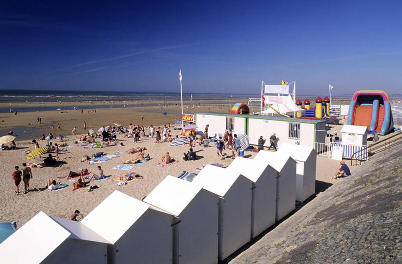 西方人,家,站,坐,横图,俯视,室外,白天,旅游,度假,海浪,海洋,美景,沙滩,法国,欧洲,欧洲人,一排,许多,行人,游客,游人,阴影,服装,整齐,光线,伞,沙子,影子,雨伞,遮阳伞,房屋,屋顶,屋子,海岸,景观,浪花,云,云朵,沙地,很多,许多人,云彩,顶棚,休闲装,娱乐,阳伞,楼房,路人,旅客,住宅,排列,衣服,蓝色,白色,白云,蓝天,天空,阳光,自然,海水,天,站着,一群人,享受,休闲,休闲服,景色,放松,服饰,晴朗,太阳伞,西欧,队列,法兰西,自然风光,海景,法兰西共和国,首府,法兰西第五共和国,卡昂,过客,下诺曼底,下诺曼底大区,卡尔瓦多斯省,男人,男性,年轻男性,年轻女性,女人,女性,白种人,大海,风浪,海,海水的波动,海滩,近岸浪,涌浪,晴空,站立,坐着,彩图,高角度拍摄,全身,房子,卡布尔