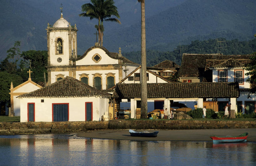 无人,家,教堂,横图,室外,白天,正面,旅游,度假,河流,名胜古迹,山,山脉,水,植物,标志建筑,地标,建筑,船,巴西,阴影,波纹,飞溅,节日,遗迹,溅,时间,光线,时钟,瓦片,液体,影子,房屋,墙,屋顶,屋檐,屋子,河水,山峰,水滴,水流,钟楼,木船,山峦,两艘,计时,顶棚,古迹,文化,文物,娱乐,建设,古建筑,楼房,檐,墙壁,墙面,住宅,水珠,树,树木,绿色,倒影,水纹,阳光,自然,船尾波,钟表,交通工具,波浪,群山,祈祷,享受,休闲,健康,表,旅游胜地,南美,放松,许愿,宗教,信仰,生长,成长,纪念,祈求,南美洲,倒映,舟,拉丁美洲,喷洒,载具,美洲,信念,古文明,里约热内卢州,巴西联邦共和国,亚美利加洲,塔钟,南亚美利加洲,反照,平安,钟,彩图,房子,大教堂,礼拜堂,帕拉蒂