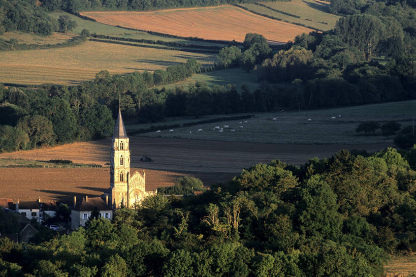无人,农田,教堂,横图,俯视,航拍,室外,白天,旅游,度假,庄稼,农作物,草地,草坪,美景,植物,法国,欧洲,阴影,节日,时间,光线,时钟,影子,墙,屋顶,景观,钟楼,计时,顶棚,文化,娱乐,墙壁,墙面,草,树,树木,绿色,白色,阳光,自然,钟表,祈祷,享受,休闲,健康,表,景色,放松,许愿,宗教,信仰,生长,成长,纪念,祈求,勃艮第,西欧,鸟瞰,法兰西,自然风光,信念,法兰西共和国,法兰西第五共和国,塔钟,勃艮第大区,约讷省,平安,钟,彩图,高角度拍摄,耕地,庄稼田,大教堂,礼拜堂,阿瓦隆区,圣佩尔