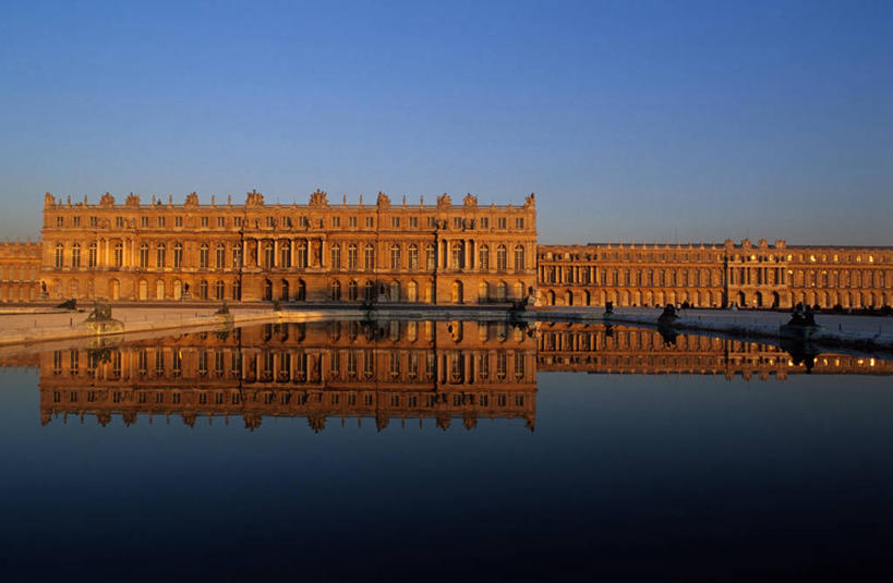 无人,横图,室外,白天,正面,旅游,度假,湖,湖泊,名胜古迹,日落,水,标志建筑,地标,建筑,法国,欧洲,一排,许多,遗迹,整齐,柱子,堡垒,城堡,墙,湖面,水流,水面,晚霞,霞光,落日,褐色,很多,古迹,文物,娱乐,建设,古建筑,墙壁,墙面,排列,蓝色,倒影,蓝天,天空,黄昏,湖水,天,享受,休闲,旅游胜地,彩霞,放松,晴朗,倒映,西欧,要塞,队列,法兰西,古文明,万里无云,法兰西共和国,凡尔赛,省会,法兰西第五共和国,法兰西岛,夕照,反照,薄暮,伊夫林省,法兰西岛大区,设防,卫星城,晴空,晴空万里,夕阳,彩图,傍晚,斜阳