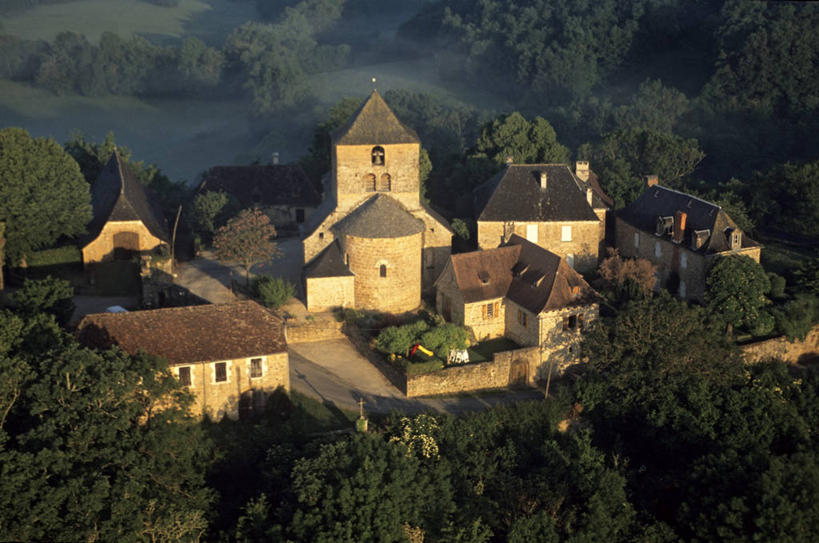 无人,家,教堂,横图,俯视,航拍,室外,白天,旅游,度假,草地,草坪,名胜古迹,山,山脉,植物,标志建筑,地标,建筑,法国,欧洲,阴影,节日,遗迹,时间,光线,时钟,影子,房屋,墙,屋顶,屋子,山峰,钟楼,山峦,计时,顶棚,古迹,文化,文物,娱乐,建设,古建筑,楼房,墙壁,墙面,住宅,草,树,树木,绿色,灰色,阳光,自然,钟表,群山,祈祷,享受,休闲,健康,表,旅游胜地,放松,许愿,宗教,信仰,生长,成长,纪念,祈求,西欧,鸟瞰,法兰西,信念,古文明,法兰西共和国,法兰西第五共和国,塔钟,南部.比利牛斯,洛特省,南部.比利牛斯大区,平安,钟,彩图,高角度拍摄,房子,大教堂,礼拜堂,古尔东区,卡瓦尼亚克