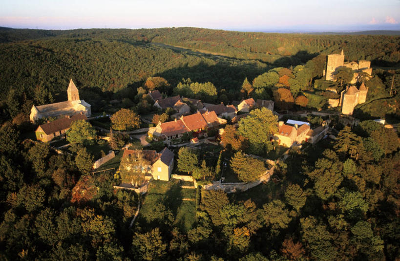 无人,家,横图,俯视,航拍,室外,白天,旅游,度假,美景,日落,树林,植物,法国,欧洲,瓦片,房屋,屋顶,屋檐,屋子,景观,晚霞,霞光,云,云朵,落日,云彩,顶棚,娱乐,楼房,檐,住宅,树,树木,绿色,白云,自然,黄昏,享受,休闲,景色,彩霞,放松,生长,成长,勃艮第,西欧,鸟瞰,法兰西,自然风光,法兰西共和国,法兰西第五共和国,夕照,薄暮,勃艮第大区,索恩.卢瓦尔省,夕阳,彩图,高角度拍摄,傍晚,房子,斜阳