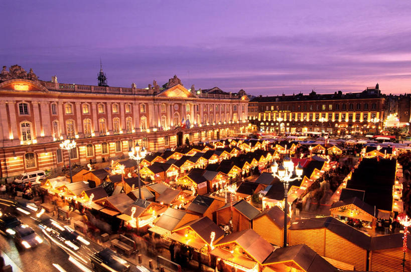 无人,家,商店,横图,俯视,室外,白天,长时间曝光,度假,美景,日落,城市风光,城市,道路,路,路灯,公路,汽车,照明,法国,欧洲,朦胧,模糊,瓦片,房屋,屋顶,屋檐,屋子,景观,晚霞,霞光,云,云朵,落日,灯光,交通,云彩,顶棚,娱乐,商铺,楼房,檐,住宅,车,灯,白云,黄昏,灯具,交通工具,轿车,享受,休闲,景色,彩霞,放松,照亮,照明设备,西欧,法兰西,载具,曝光,前照灯,前大灯,法兰西共和国,车前灯,首府,省会,雨棚,法兰西第五共和国,市肆,商号,夕照,薄暮,南部.比利牛斯,图卢兹,南部.比利牛斯大区,上加龙,上加龙省,夕阳,马路,彩图,高角度拍摄,傍晚,房子,店铺,斜阳