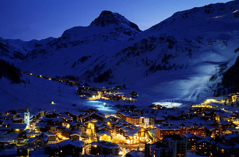 无人,家,横图,俯视,室外,夜晚,旅游,度假,美景,山,雪,雪山,大雪,路灯,照明,法国,欧洲,阴影,光线,瓦片,影子,房屋,屋顶,屋檐,屋子,冰,积雪,景观,山峰,雪景,冬季,冬天,灯光,山峦,顶棚,娱乐,楼房,檐,住宅,灯,蓝色,蓝天,天空,自然,天,享受,休闲,景色,放松,寒冷,晴朗,照亮,冰冷,照明设备,西欧,法兰西,自然风光,万里无云,法兰西共和国,法兰西第五共和国,严寒,冰凉,酷寒,凛冽,凛凛,极冷,萨瓦省,晴空,晴空万里,彩图,高角度拍摄,房子,瓦勒迪泽尔,罗讷.阿尔卑斯,罗讷.阿尔卑斯大区