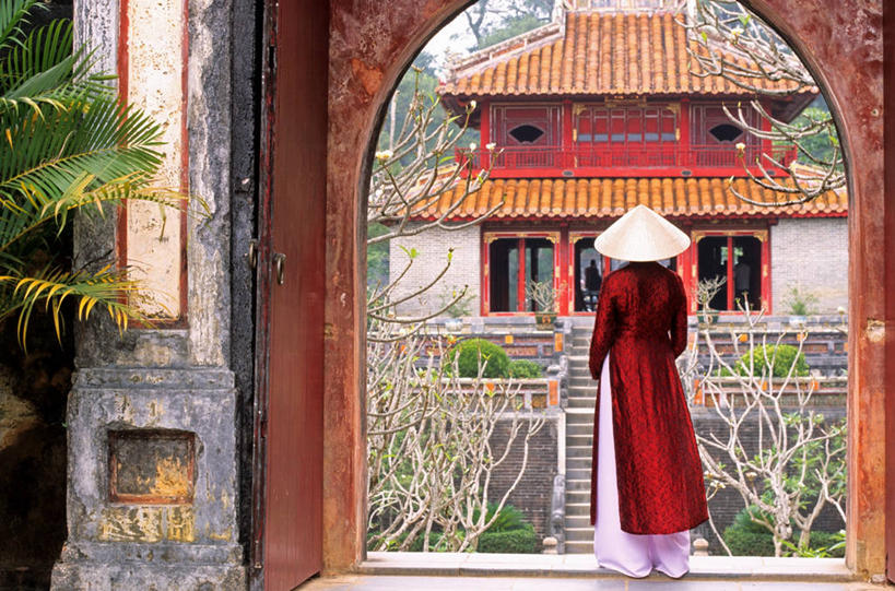 东方人,一个人,和尚,寺庙,站,横图,室外,白天,民族服装,旅游,度假,名胜古迹,标志建筑,地标,建筑,帽子,越南,亚洲,仅一个男性,仅一个人,阴影,节日,遗迹,光线,草帽,瓦片,影子,屋檐,走道,走廊,过道,燃烧,注视,黄种人,古迹,文化,文物,娱乐,建设,古建筑,檐,仅一个年轻男性,背面,红色,阳光,香火,庙宇,观察,看,祈祷,站着,享受,休闲,墓地,健康,旅游胜地,放松,许愿,宗教,东南亚,信仰,观看,纪念,祈求,察看,坟墓,陵墓,关注,坟场,古文明,越南社会主义共和国,省会,拱廊,一顶,承天顺化省,平治天省,嗣德皇陵,平安,男人,男性,年轻男性,亚洲人,比丘,高僧,僧,僧侣,僧人,沙弥,修行僧,站立,彩图,全身,传统服装,民俗服,庙,寺,顺化