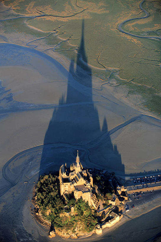 无人,竖图,俯视,航拍,室外,白天,旅游,度假,草地,草坪,美景,植物,标志建筑,地标,建筑,法国,欧洲,阴影,节日,光线,影子,景观,文化,娱乐,建设,草,绿色,阳光,自然,祈祷,享受,休闲,健康,旅游胜地,景色,放松,许愿,宗教,信仰,纪念,祈求,基督教,西欧,鸟瞰,天主教,法兰西,自然风光,修道院,信念,法兰西共和国,法兰西第五共和国,圣米歇尔山,下诺曼底,下诺曼底大区,神学院,修院,隐修院,芒什省,平安,彩图,高角度拍摄