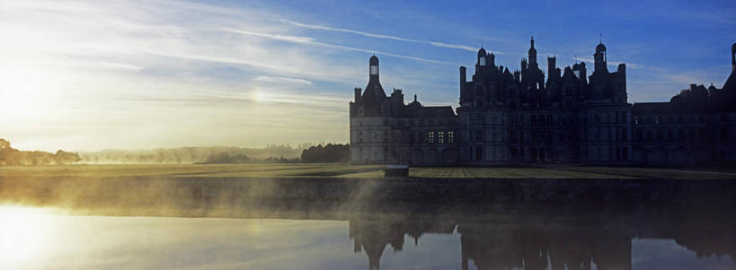 无人,横图,全景,室外,白天,正面,旅游,度假,草地,草坪,河流,名胜古迹,水,天际线,植物,雾,标志建筑,地标,建筑,法国,欧洲,阴影,朦胧,模糊,遗迹,光线,影子,堡垒,城堡,墙,屋顶,河水,水流,云,云朵,云彩,顶棚,古迹,文物,娱乐,建设,古建筑,墙壁,墙面,草,树,树木,蓝色,绿色,灰色,白云,倒影,蓝天,天空,阳光,自然,天,享受,休闲,旅游胜地,放松,生长,晴朗,成长,迷雾,倒映,西欧,要塞,法兰西,古文明,法兰西共和国,卢瓦尔河地区,法兰西第五共和国,反照,卢瓦尔,卢瓦尔大区,卢瓦尔河大区,设防,香波城堡,大雾,晴空,彩图