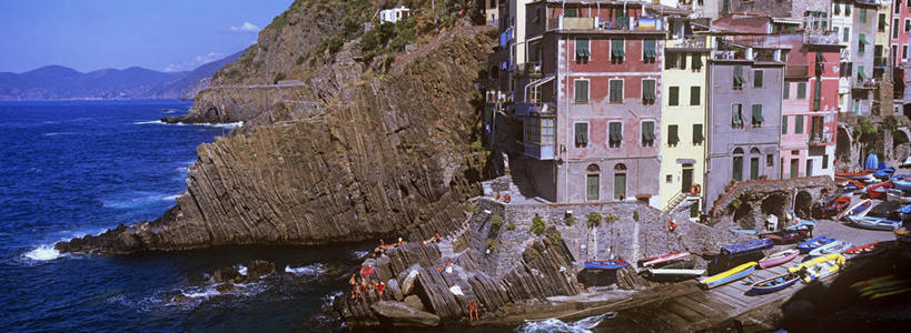 无人,家,横图,俯视,室外,白天,度假,石头,美景,山,山脉,窗户,城市风光,城市,道路,路,意大利,欧洲,一排,许多,阴影,整齐,并列,并排,光线,石子,影子,房屋,墙,屋子,景观,山峰,悬崖,小路,交通,山峦,很多,娱乐,楼房,玻璃窗,墙壁,墙面,住宅,排列,黄色,红色,蓝色,灰色,蓝天,天空,阳光,群山,天,享受,休闲,景色,放松,晴朗,队列,南欧,平行,万里无云,意大利共和国,拉斯佩齐亚,利古里亚,绝壁,利古里亚大区,石块,岩石,晴空,晴空万里,彩图,高角度拍摄,房子,里奥马焦雷