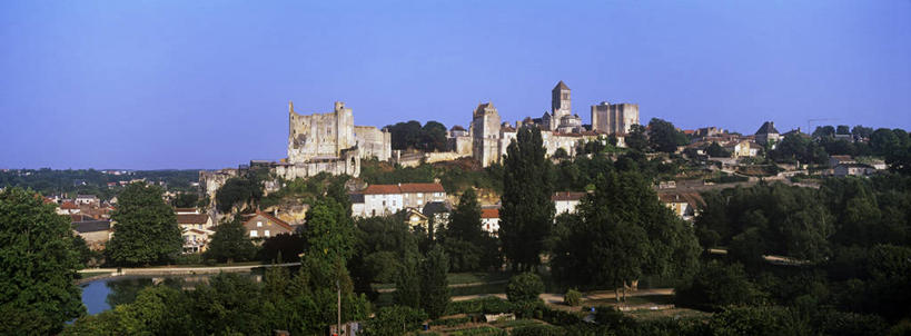 无人,横图,全景,室外,白天,正面,旅游,度假,草地,草坪,河流,名胜古迹,水,天际线,植物,标志建筑,地标,建筑,法国,欧洲,阴影,遗迹,光线,瓦片,影子,堡垒,城堡,墙,屋檐,河水,水流,古迹,文物,娱乐,建设,古建筑,檐,墙壁,墙面,草,树,树木,蓝色,绿色,灰色,倒影,蓝天,天空,阳光,自然,天,享受,休闲,旅游胜地,放松,生长,晴朗,成长,倒映,西欧,要塞,法兰西,古文明,万里无云,法兰西共和国,法兰西第五共和国,反照,普瓦图.夏朗德,普瓦图.夏朗德大区,设防,维埃纳,晴空,晴空万里,彩图,绍维尼