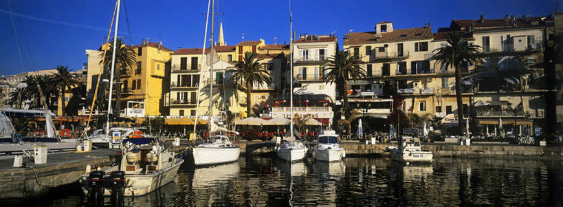 无人,家,码头,横图,全景,室外,白天,正面,度假,海浪,海洋,美景,山,山脉,天际线,植物,窗户,城市风光,城市,港口,船,法国,欧洲,一排,许多,阴影,整齐,光线,影子,房屋,墙,屋子,景观,浪花,山峰,游艇,山峦,很多,娱乐,楼房,玻璃窗,墙壁,墙面,住宅,树,树木,排列,蓝色,绿色,灰色,蓝天,天空,阳光,自然,海水,交通工具,群山,天,享受,休闲,景色,放松,生长,晴朗,成长,科西嘉,科西嘉岛,西欧,队列,法兰西,载具,海景,游艇码头,万里无云,法兰西共和国,法兰西第五共和国,科西嘉大区,卡尔维,大海,风浪,海,海水的波动,近岸浪,涌浪,晴空,晴空万里,彩图,房子,摆渡口,埠头,渡口,渡头,港湾,海港,口岸