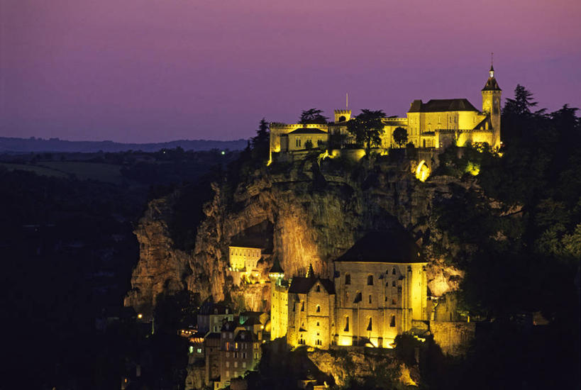 无人,横图,室外,夜晚,正面,旅游,度假,名胜古迹,山,山脉,窗户,标志建筑,地标,建筑,路灯,夜景,照明,法国,欧洲,一排,许多,阴影,遗迹,整齐,并列,并排,光线,影子,堡垒,城堡,墙,山峰,灯光,山峦,很多,古迹,文物,娱乐,建设,古建筑,玻璃窗,墙壁,墙面,灯,排列,灰色,群山,享受,休闲,旅游胜地,放松,照亮,照明设备,西欧,要塞,队列,法兰西,平行,古文明,法兰西共和国,法兰西第五共和国,南部.比利牛斯,设防,洛特省,南部.比利牛斯大区,彩图,格拉马,古尔东区,罗卡马杜