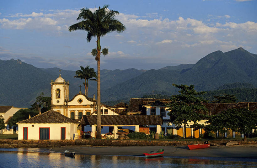 无人,家,教堂,横图,室外,白天,正面,旅游,度假,海浪,海洋,名胜古迹,沙滩,山,山脉,植物,标志建筑,地标,建筑,棕榈树,叶子,巴西,阴影,节日,遗迹,光线,沙子,影子,房屋,墙,屋顶,屋子,海岸,浪花,山峰,云,云朵,绿叶,沙地,山峦,云彩,顶棚,古迹,文化,文物,娱乐,建设,古建筑,楼房,墙壁,墙面,住宅,树,树木,蓝色,绿色,白色,白云,蓝天,天空,阳光,自然,海水,群山,天,祈祷,享受,休闲,健康,嫩叶,旅游胜地,南美,放松,许愿,宗教,信仰,生长,晴朗,成长,纪念,祈求,南美洲,拉丁美洲,美洲,海景,信念,古文明,棕榈叶,里约热内卢州,巴西联邦共和国,亚美利加洲,南亚美利加洲,平安,叶,叶片,大海,风浪,海,海水的波动,海滩,近岸浪,涌浪,晴空,棕树,棕榈,彩图,房子,大教堂,礼拜堂,帕拉蒂