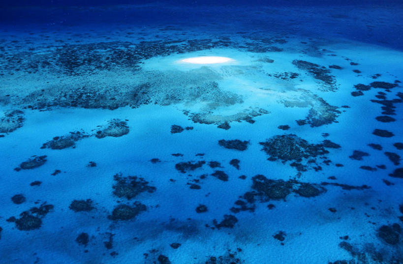 无人,横图,俯视,航拍,室外,白天,旅游,度假,海浪,海洋,美景,沙滩,澳大利亚,阴影,光线,沙子,珊瑚,影子,海岸,景观,浪花,沙地,娱乐,珊瑚礁,蓝色,阳光,自然,海水,享受,休闲,景色,放松,鸟瞰,自然风光,大洋洲,澳洲,海景,昆士兰州,海底礁,南方大陆,首府,澳大利亚联邦,凯恩斯,大海,风浪,海,海水的波动,海滩,礁,近岸浪,岩石,涌浪,彩图,高角度拍摄