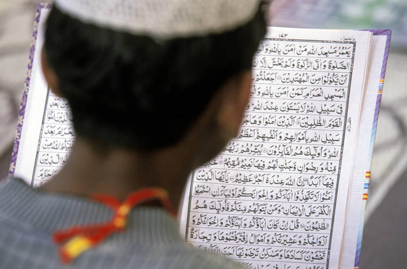 头,一个人,坐,横图,俯视,室外,特写,白天,民族服装,帽子,书籍,亚洲,仅一个男性,仅一个人,一本,阴影,节日,朦胧,模糊,光线,影子,文化,仅一个年轻男性,阳光,书本,打开,翻开,祈祷,健康,许愿,宗教,信仰,纪念,祈求,伊斯兰教,经书,古兰经,可兰经,无边帽,掀开,平安,男人,男性,年轻男性,亚洲人,印度人,头部,书,图书,坐着,半身,彩图,高角度拍摄,传统服装,民俗服