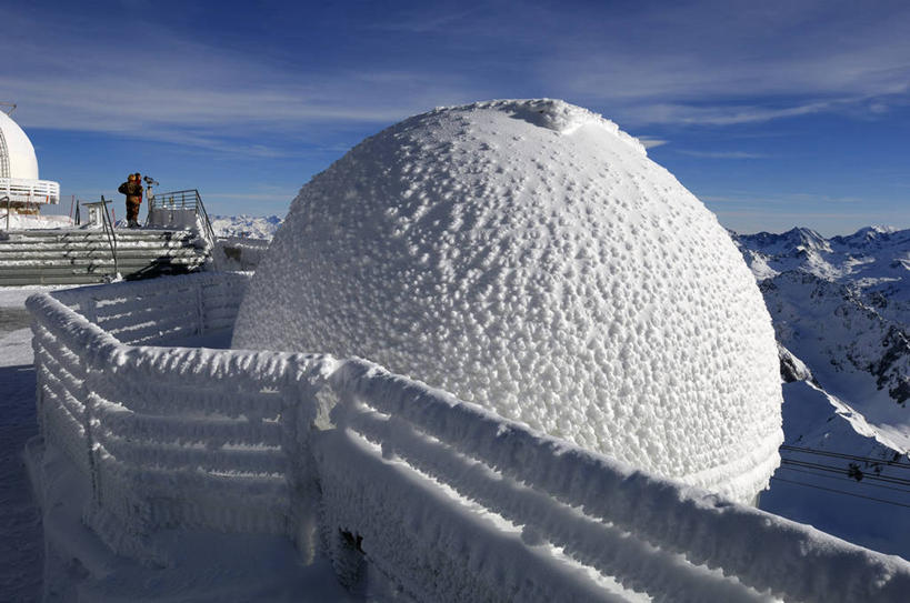 无人,家,天文台,栏杆,横图,室外,白天,正面,旅游,度假,实验,美景,山,雪,雪山,大雪,法国,欧洲,阴影,研究,光线,科学,影子,房屋,屋顶,屋子,冰,积雪,景观,山峰,雪景,云,云朵,冬季,冬天,围栏,山峦,云彩,顶棚,娱乐,护栏,楼房,住宅,蓝色,白云,蓝天,天空,阳光,自然,天,享受,休闲,景色,放松,寒冷,晴朗,科研,冰冷,西欧,法兰西,天文,自然风光,检验,法兰西共和国,法兰西第五共和国,严寒,冰凉,酷寒,凛冽,凛凛,极冷,观测,南部.比利牛斯,上比利牛斯省,南部.比利牛斯大区,观象台,山岳台,晴空,彩图,房子,巴涅尔.德比戈尔