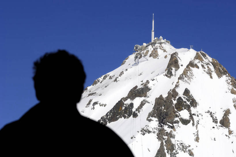 西方人,一个人,站,横图,室外,白天,正面,旅游,度假,美景,山,雪,雪山,大雪,法国,欧洲,欧洲人,仅一个男性,仅一个人,行人,游客,游人,阴影,服装,光线,影子,冰,积雪,景观,山峰,雪景,冬季,冬天,塔,山峦,背光,休闲装,娱乐,路人,旅客,仅一个年轻男性,衣服,蓝色,蓝天,天空,阳光,自然,天,站着,享受,休闲,休闲服,景色,放松,寒冷,服饰,晴朗,冰冷,西欧,法兰西,自然风光,逆光,万里无云,法兰西共和国,法兰西第五共和国,严寒,冰凉,酷寒,凛冽,凛凛,极冷,南部.比利牛斯,上比利牛斯省,过客,南部.比利牛斯大区,男人,男性,年轻男性,白种人,晴空,晴空万里,站立,半身,彩图,巴涅尔.德比戈尔