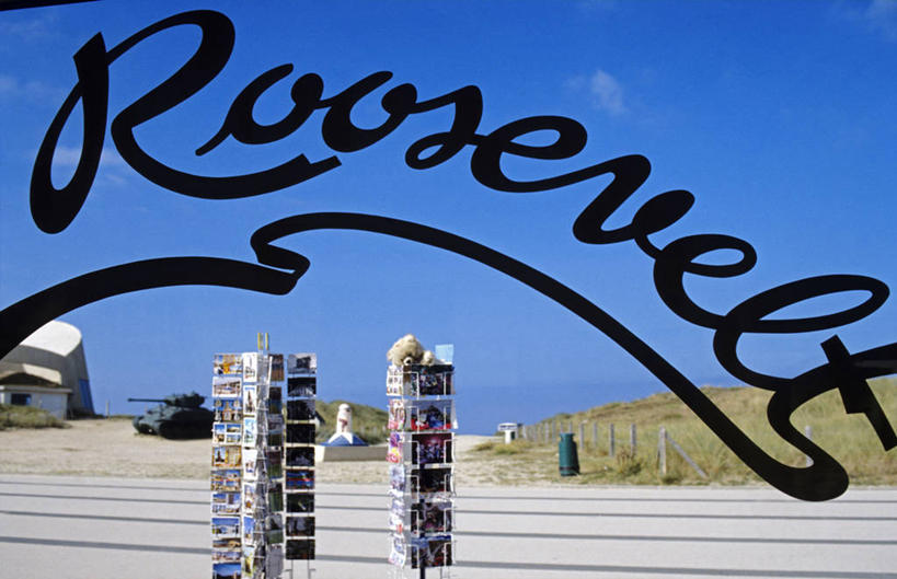 无人,横图,室外,白天,正面,旅游,度假,草地,草坪,美景,植物,法国,欧洲,一排,阴影,整齐,光线,英文,标志,文字,影子,字符,字母,景观,背光,娱乐,标识,货架,架子,草,排列,一个,蓝色,绿色,蓝天,天空,阳光,自然,天,享受,休闲,景色,放松,晴朗,单个,英文字母,西欧,队列,法兰西,自然风光,咖啡店,陈列架,咖啡屋,逆光,万里无云,法兰西共和国,法兰西第五共和国,下诺曼底,下诺曼底大区,芒什省,晴空,晴空万里,彩图,咖啡馆