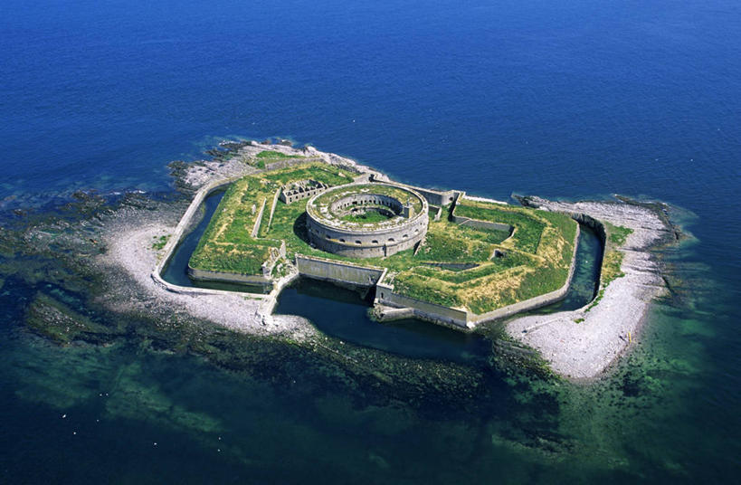 无人,横图,俯视,航拍,室外,白天,旅游,度假,草地,草坪,海浪,海洋,名胜古迹,沙滩,植物,标志建筑,地标,建筑,法国,欧洲,阴影,遗迹,环绕,围绕,光线,沙子,影子,堡垒,城堡,墙,海岸,浪花,沙地,环抱,古迹,文物,娱乐,建设,古建筑,墙壁,墙面,草,蓝色,绿色,灰色,阳光,海水,享受,休闲,旅游胜地,放松,西欧,要塞,鸟瞰,法兰西,海景,古文明,法兰西共和国,法兰西第五共和国,萦绕,设防,下诺曼底,下诺曼底大区,芒什省,大海,风浪,海,海水的波动,海滩,近岸浪,涌浪,彩图,高角度拍摄,科唐坦半岛