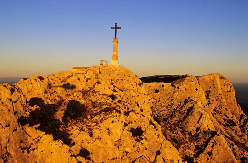 无人,横图,室外,白天,正面,旅游,度假,石头,美景,日落,山,山脉,法国,欧洲,阴影,节日,光线,十字架,石子,影子,景观,山峰,晚霞,霞光,落日,山峦,文化,娱乐,阳光,自然,黄昏,群山,祈祷,享受,休闲,健康,景色,彩霞,放松,许愿,宗教,信仰,纪念,祈求,基督教,西欧,天主教,法兰西,自然风光,艾克斯,法兰西共和国,法兰西第五共和国,夕照,薄暮,普罗旺斯.阿尔卑斯.蓝色海岸,普罗旺斯.阿尔卑斯.蓝色海岸大区,罗讷河口省,罗讷河口,平安,石块,岩石,夕阳,彩图,傍晚,普罗旺斯地区艾克斯,斜阳,圣维克多山