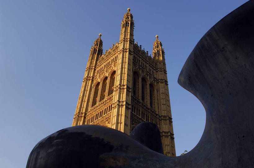 无人,横图,室外,白天,仰视,旅游,度假,名胜古迹,标志建筑,地标,建筑,雕塑,英国,欧洲,伦敦,阴影,遗迹,艺术,装饰,光线,雕刻,雕像,影子,首都,古迹,文物,娱乐,建设,古建筑,威斯敏斯特宫,国会大厦,蓝色,蓝天,天空,阳光,工艺品,天,享受,休闲,旅游胜地,放松,晴朗,纪念,美术,西欧,主题,大不列颠,陈列,古文明,威斯敏斯特市,国会大楼,大不列颠及北爱尔兰联合王国,万里无云,英国议会大厦,议会大厦,议会大楼,首都大厦,州议会大厦,州政府,州会议厅,功能,美学,雾都,晴空,晴空万里,彩图,低角度拍摄,大不列颠王国,大英帝国,联合王国,日不落帝国