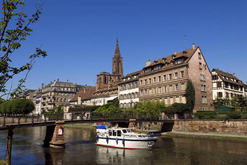 无人,家,栏杆,横图,室外,白天,正面,度假,河流,美景,水,植物,城市风光,城市,轮船,船,法国,欧洲,阴影,波纹,光线,木板,影子,房屋,屋子,河水,景观,水流,公寓,围栏,桥,木桥,涟漪,娱乐,洋房,护栏,楼房,住宅,栈桥,树,树木,蓝色,绿色,倒影,蓝天,水纹,天空,阳光,自然,交通工具,波浪,天,享受,休闲,景色,放松,生长,晴朗,成长,人行桥,木板桥,倒映,阿尔萨斯,西欧,法兰西,载具,万里无云,法兰西共和国,首府,水晕,法兰西第五共和国,斯特拉斯堡,反照,阿尔萨斯大区,晴空,晴空万里,彩图,房子,下莱茵省