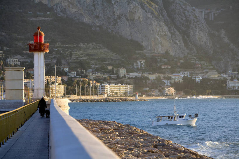 无人,码头,横图,室外,白天,正面,度假,海浪,海洋,石头,美景,山,山脉,植物,城市风光,城市,道路,港口,法国,欧洲,阴影,光线,信息,石子,影子,景观,浪花,山峰,灯塔,交通,山峦,方向,娱乐,树,树木,绿色,阳光,自然,海水,群山,享受,休闲,景色,放松,生长,成长,引导,指引,西欧,法兰西,海景,滨海阿尔卑斯,法兰西共和国,法兰西第五共和国,航标,普罗旺斯.阿尔卑斯.蓝色海岸,普罗旺斯.阿尔卑斯.蓝色海岸大区,滨海阿尔卑斯省,大海,风浪,海,海水的波动,近岸浪,石块,岩石,涌浪,彩图,摆渡口,埠头,渡口,渡头,港湾,海港,货运码头,口岸,商港,芒通,导航