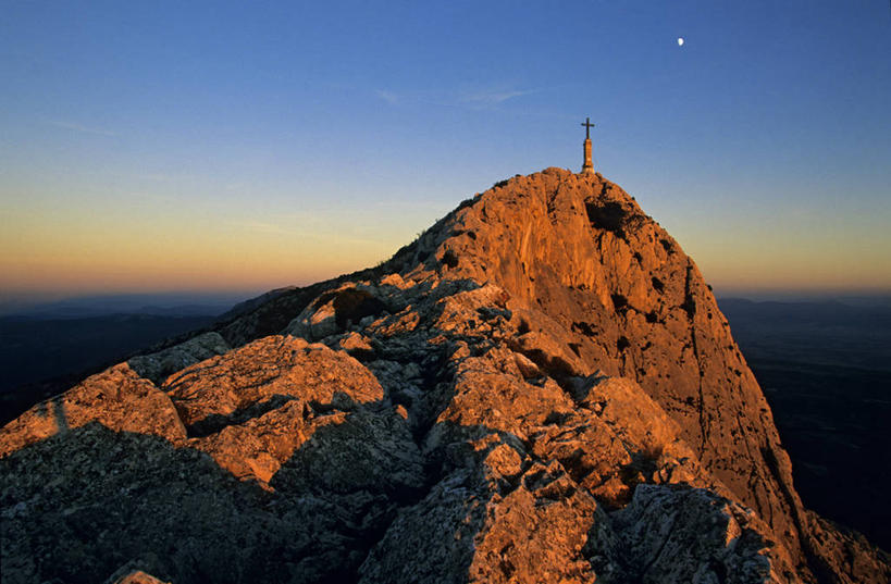 无人,横图,室外,白天,正面,旅游,度假,石头,美景,日落,山,山脉,法国,欧洲,阴影,节日,光线,十字架,石子,影子,景观,山峰,晚霞,霞光,落日,山峦,文化,娱乐,阳光,自然,黄昏,群山,祈祷,享受,休闲,健康,景色,彩霞,放松,许愿,宗教,信仰,纪念,祈求,基督教,西欧,天主教,法兰西,自然风光,法兰西共和国,法兰西第五共和国,夕照,薄暮,普罗旺斯.阿尔卑斯.蓝色海岸,普罗旺斯.阿尔卑斯.蓝色海岸大区,罗讷河口省,罗讷河口,平安,石块,岩石,夕阳,彩图,傍晚,斜阳,圣维克多山