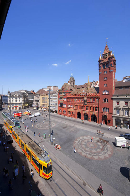 无人,家,竖图,俯视,室外,白天,度假,美景,城市风光,城市,道路,路,路灯,公路,公共汽车,照明,瑞士,欧洲,阴影,光线,影子,房屋,屋子,景观,云,云朵,公寓,灯光,巴士,公交车,交通,云彩,娱乐,洋房,楼房,住宅,车,灯,蓝色,白云,蓝天,天空,阳光,交通工具,天,享受,休闲,景色,放松,晴朗,照亮,照明设备,载具,中欧,首府,巴塞尔,瑞士联邦,巴塞尔城市州,晴空,马路,彩图,高角度拍摄,房子