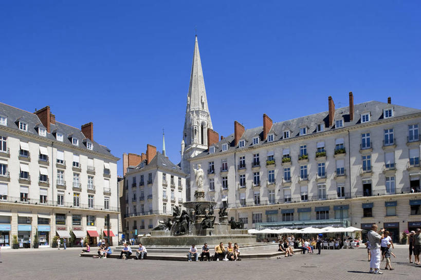 西方人,背部,商店,教堂,站,坐,走,横图,室外,白天,正面,旅游,度假,窗户,标志建筑,地标,建筑,雕塑,法国,欧洲,欧洲人,一排,许多,行人,游客,游人,阴影,服装,节日,艺术,整齐,装饰,并列,并排,光线,雕刻,雕像,伞,影子,雨伞,遮阳伞,很多,许多人,注视,休闲装,文化,娱乐,阳伞,建设,商铺,路人,旅客,玻璃窗,排列,衣服,蓝色,蓝天,天空,阳光,工艺品,天,观察,看,祈祷,站着,一群人,享受,休闲,健康,休闲服,旅游胜地,放松,许愿,宗教,服饰,信仰,晴朗,观看,纪念,祈求,美术,察看,太阳伞,西欧,队列,关注,法兰西,主题,平行,陈列,信念,万里无云,法兰西共和国,首府,卢瓦尔河地区,功能,美学,法兰西第五共和国,市肆,商号,卢瓦尔,卢瓦尔大区,卢瓦尔河大区,过客,皇家广场,平安,男人,男性,年轻男性,年轻女性,女人,女性,白种人,晴空,晴空万里,步行,散步,站立,走路,坐着,半身,彩图,大教堂,店铺,礼拜堂,大西洋岸卢瓦尔省,大西洋卢瓦尔省,南特,南特区