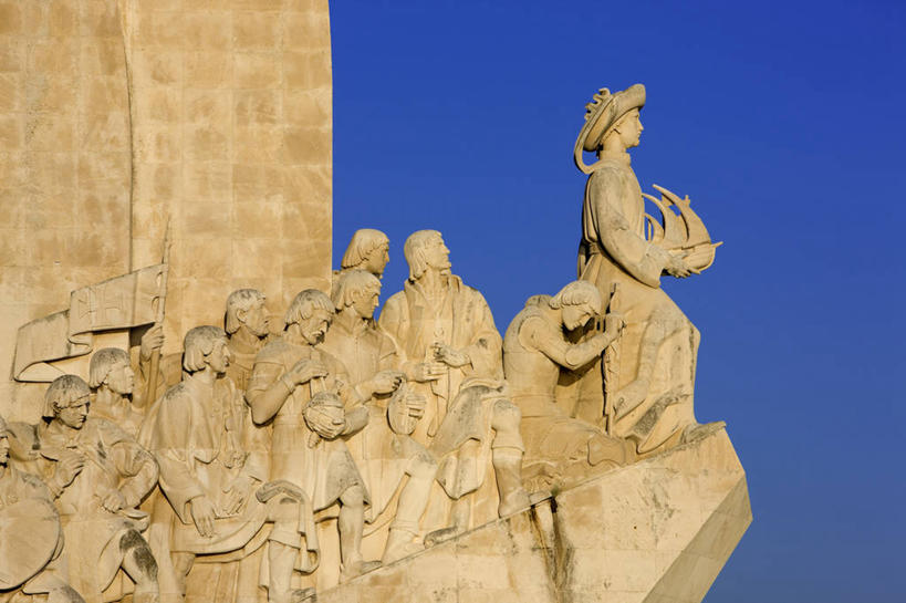 西方人,无人,站,举,横图,室外,白天,正面,民族服装,旅游,度假,标志建筑,地标,建筑,帽子,雕塑,葡萄牙,欧洲,欧洲人,阴影,艺术,装饰,光线,雕刻,雕像,影子,墙,纪念碑,首都,许多人,注视,娱乐,建设,里斯本,墙壁,墙面,蓝色,蓝天,天空,阳光,工艺品,天,观察,看,托,站着,一群人,享受,休闲,旅游胜地,放松,晴朗,观看,纪念,美术,察看,关注,南欧,主题,陈列,万里无云,功能,美学,葡萄牙共和国,发现者纪念碑,男人,男性,年轻男性,白种人,晴空,晴空万里,举起,举手,举着,向上举,向上伸,向上托,站立,半身,彩图,传统服装,民俗服,贝伦区