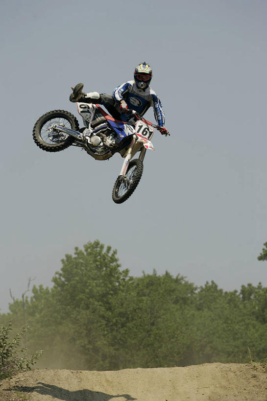 西方人,一个人,跳,竖图,室外,白天,仰视,山,山脉,植物,摩托车,帽子,欧洲,欧洲人,仅一个男性,仅一个人,阴影,光线,头盔,影子,山峰,沙地,山峦,半空,车,树,树木,仅一个年轻男性,蓝色,绿色,蓝天,天空,阳光,自然,安全帽,交通工具,群山,天,驾驶,行驶,生长,晴朗,成长,操纵,控制,载具,操控,万里无云,把持,竞技,冒险,男人,男性,年轻男性,白种人,晴空,晴空万里,跳跃,彩图,低角度拍摄,全身