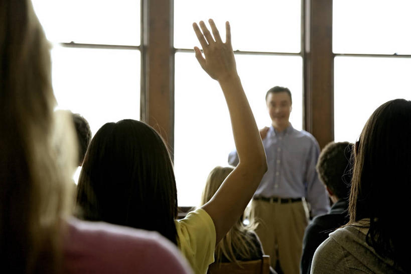 西方人,背部,伙伴,朋友,教师,站,坐,举,说,横图,室内,白天,正面,讨论,友谊,窗户,欧洲,欧洲人,服装,许多人,注视,休闲装,玻璃窗,衣服,发言,观察,看,托,站着,一群人,休闲,教室,同学,休闲服,服饰,观看,察看,课堂,校友,关注,同窗,学友,交流,友情,男人,男性,年轻男性,年轻女性,女人,女性,中年男性,白种人,讲师,教授,老师,沟通,讲话,交谈,举起,举手,举着,商讨,说话,谈话,向上举,向上伸,向上托,站立,坐着,半身,彩图