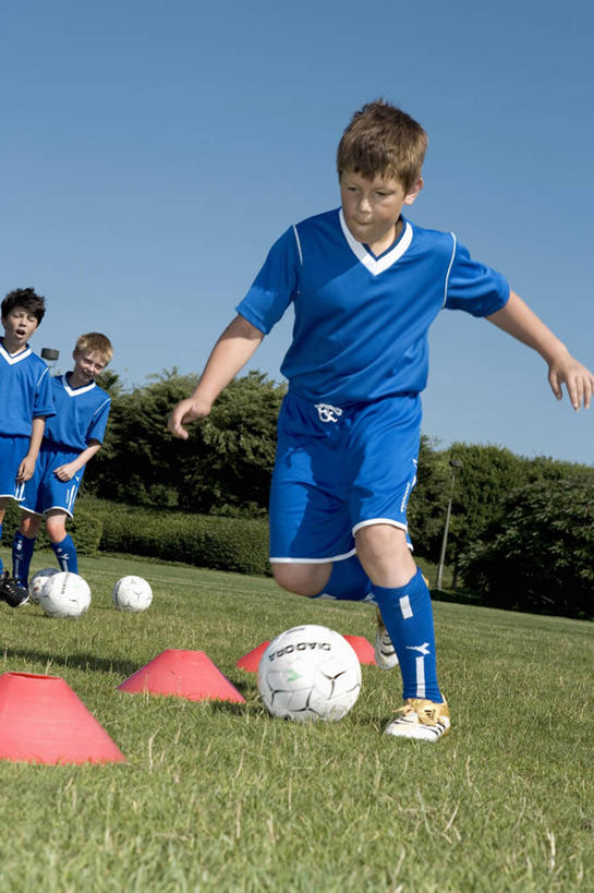 西方人,儿童,跑,笑,微笑,露齿笑,竖图,室外,白天,正面,运动服,运动鞋,锻炼,运动,足球,草地,草坪,植物,鞋子,欧洲,欧洲人,一排,许多,阴影,服装,整齐,光线,影子,足球装备,很多,许多人,注视,运动器械,草,树,树木,排列,小孩,衣服,蓝色,绿色,蓝天,天空,阳光,自然,天,观察,看,一群人,健身器械,服饰,生长,晴朗,成长,观看,休闲鞋,察看,衣着,穿着,队列,关注,健身器材,障碍,万里无云,蹴鞠,衣饰,体育,足球运动,男孩,男人,男性,白种人,晴空,晴空万里,跑步,彩图,全身,健身,运动器材,男生,运动装