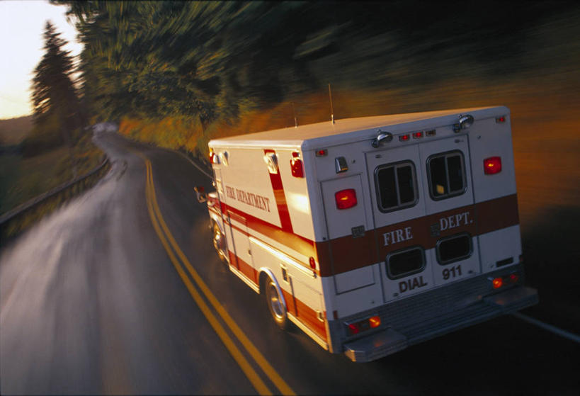 无人,横图,俯视,室外,白天,草地,草坪,植物,道路,路,公路,汽车,救护车,朦胧,模糊,分界线,停车线,交通,住宅,车,草,树,树木,绿色,自然,交通工具,生长,成长,车行道,车行道分界线,急救,载具,标线,抢救,车行线,马路,彩图,高角度拍摄