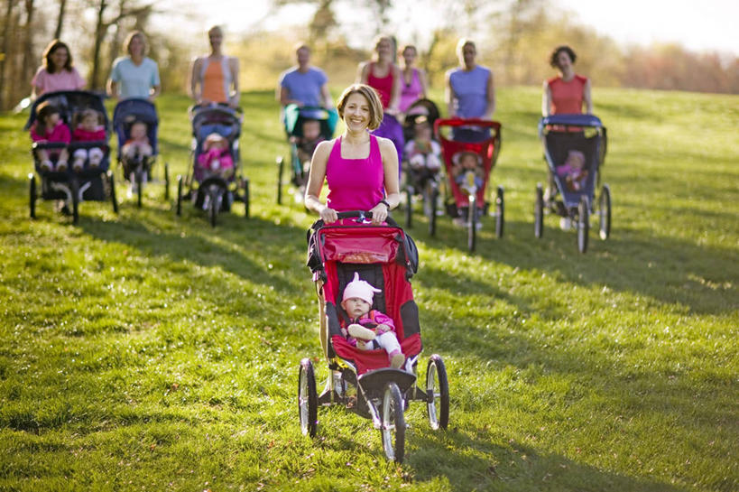 西方人,婴儿,儿童,家庭,母亲,走,拉,推,横图,室外,白天,正面,游戏,纯洁,草地,草坪,植物,玩具,欧洲,欧洲人,一排,许多,阴影,服装,整齐,光线,影子,很多,许多人,玩,注视,休闲装,娱乐,车,草,树,树木,排列,小孩,衣服,绿色,阳光,自然,童车,观察,看,一群人,休闲,温暖,温馨,一家人,休闲服,可爱,母爱,童年,童趣,益智,服饰,活泼,生长,成长,观看,活动,和睦,察看,队列,关注,消遣,载具,宝宝,童真,纯真,烂漫,无邪,母婴,折叠童车,伶俐,天真,年轻女性,女人,女性,白种人,孩子,年轻人,步行,散步,玩耍,嬉戏,走路,彩图,全身,融洽