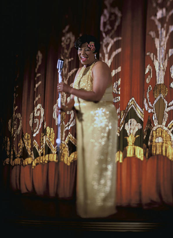 西方人,一个人,歌唱家,舞台,站,竖图,室外,白天,正面,裙子,欧洲,非洲,黑人,欧洲人,仅一个女性,仅一个人,连衣裙,装饰,头饰,话筒,扶,站着,仅一个中年女性,唱歌,帷幕,华丽,修饰,点缀,麦克风,扶着,扩音器,帷幔,幕布,演唱,幕帘,传声器,歌唱,衬托,美观,雅致,雅观,微音器,帷幔布,女人,女性,中年女性,非洲人,歌手,站立,彩图,全身,礼服