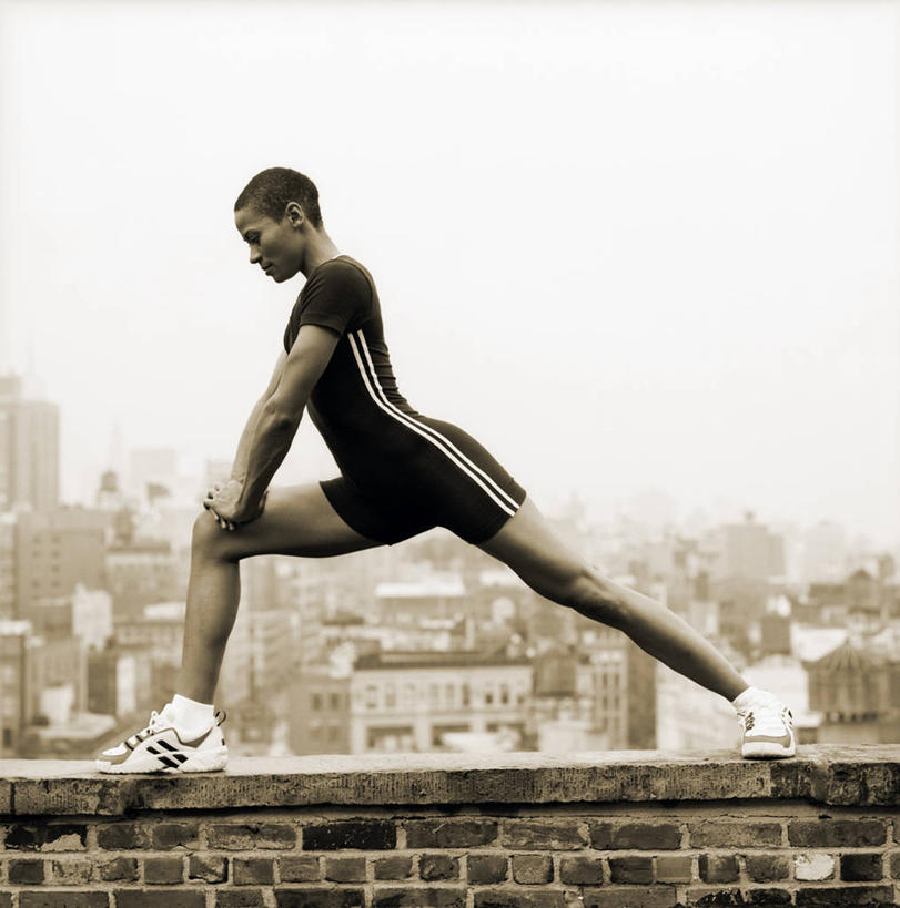 西方人,一个人,运动员,高楼大厦,竖图,室外,白天,侧面,运动服,运动鞋,度假,美景,城市风光,城市,大厦,建筑,摩天大楼,鞋子,欧洲,欧洲人,仅一个男性,仅一个人,弯腰,阴影,服装,光线,影子,墙,景观,娱乐,建设,墙壁,墙面,仅一个年轻男性,衣服,阳光,享受,休闲,景色,放松,马步,服饰,休闲鞋,衣着,穿着,弯身,衣饰,男人,男性,年轻男性,白种人,体育运动员,运动选手,彩图,全身,大楼,高层建筑,高楼,摩天楼,运动装