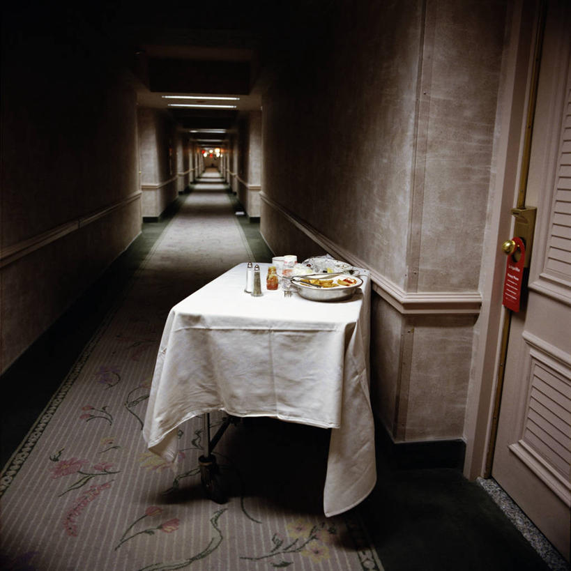 方图,室内,白天,正面,地毯,门,酒店,指示牌,餐具,许多,装饰,编织,标志,碟子,盘,推车,文字,手工艺品,陶瓷,走道,走廊,过道,陶瓷制品,织物,很多,标识,调料瓶,盘子,容器,工艺品,碟,门框,碗,储藏,华丽,修饰,点缀,储存,衬托,美观,雅致,雅观,半身,彩图,旅店,贮存