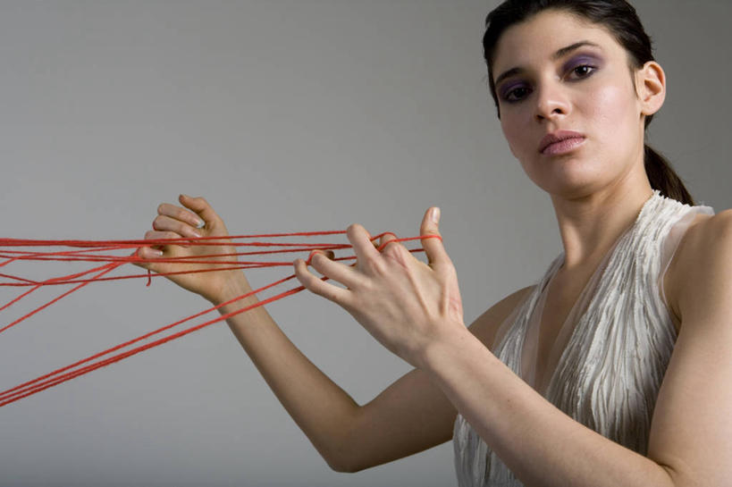 西方人,头发,一个人,拉,横图,室内,白天,仰视,欧洲,欧洲人,仅一个年轻女性,仅一个女性,仅一个人,阴影,服装,光线,影子,墙,注视,墙壁,墙面,衣服,红色,白色,黑色,绳子,观察,看,服饰,观看,绳索,察看,衣着,穿着,关注,挣脱,衣饰,年轻女性,女人,女性,白种人,半身,彩图,低角度拍摄